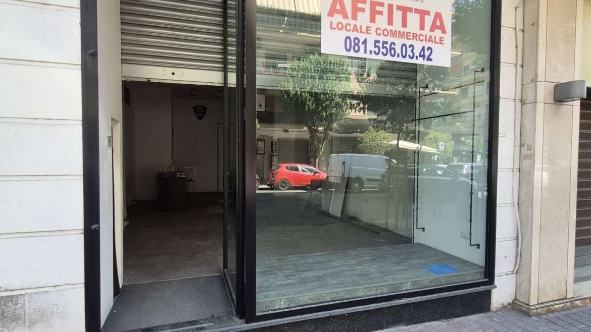 Ampio locale commerciale in affitto via Epomeo tratto iniziale